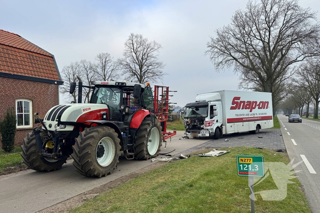 Vrachtwagen botst op tractor