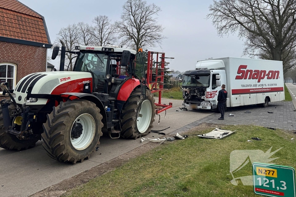 Vrachtwagen botst op tractor