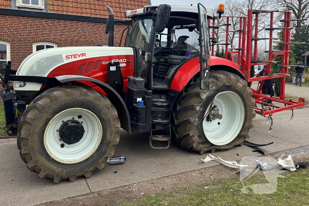 Vrachtwagen botst op tractor