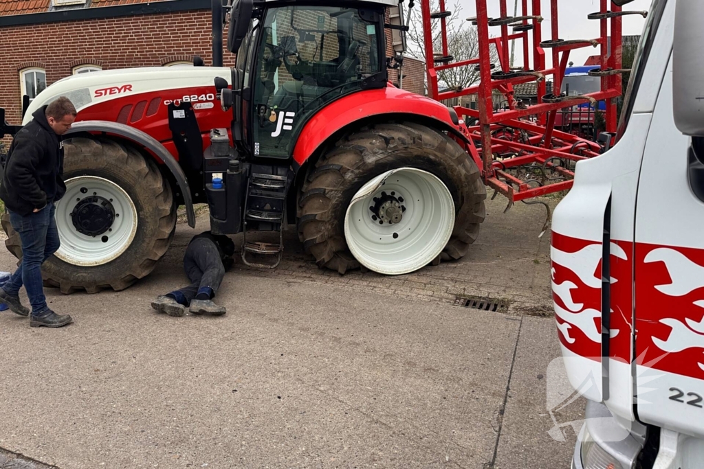 Vrachtwagen botst op tractor