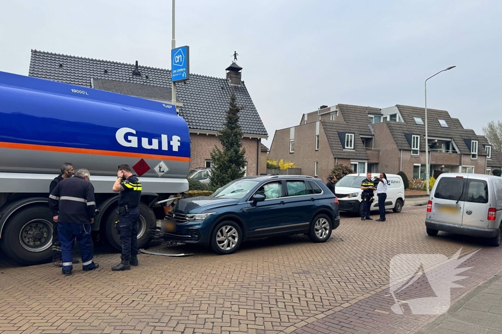 Personenauto klapt achterop tankwagen