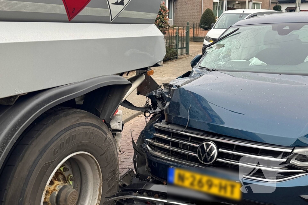 Personenauto klapt achterop tankwagen
