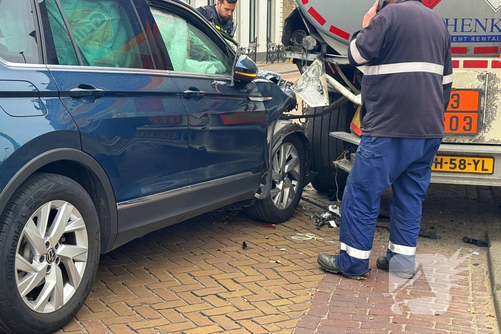 Personenauto klapt achterop tankwagen