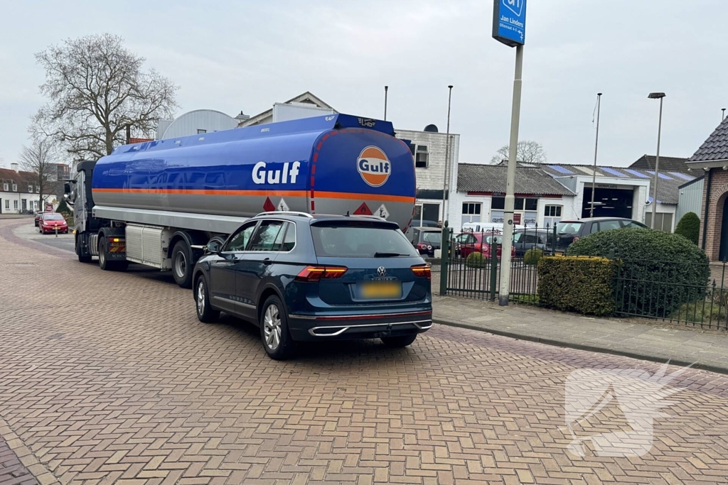 Personenauto klapt achterop tankwagen