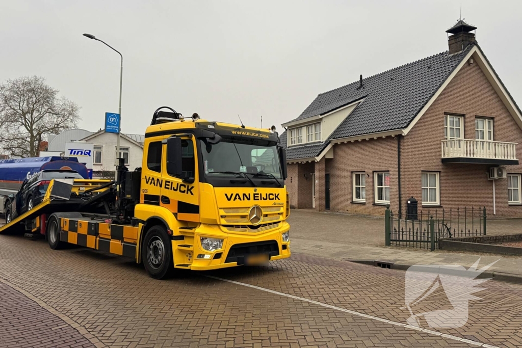 Personenauto klapt achterop tankwagen