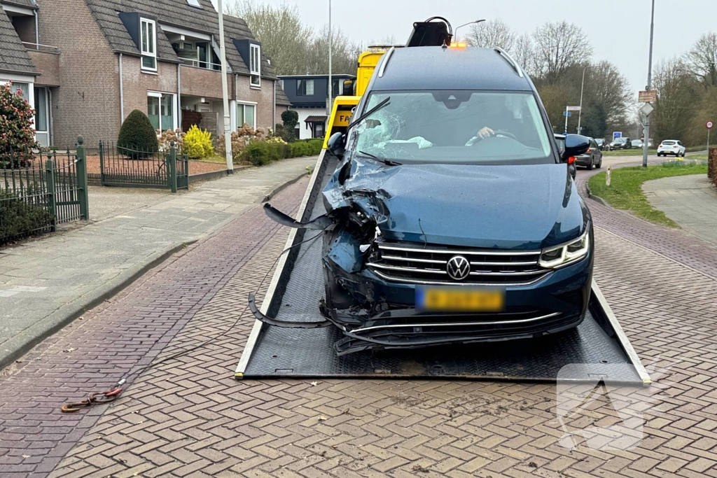 Personenauto klapt achterop tankwagen
