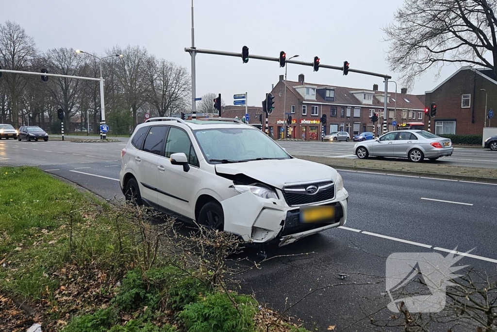 Geen gewonden na aanrijding bij kruising