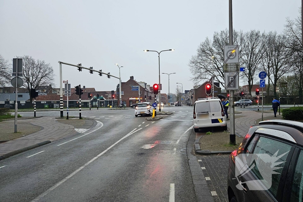 Geen gewonden na aanrijding bij kruising