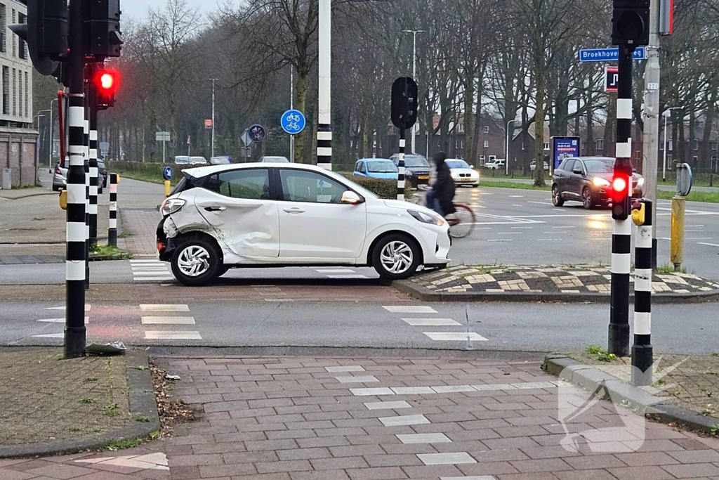 Geen gewonden na aanrijding bij kruising
