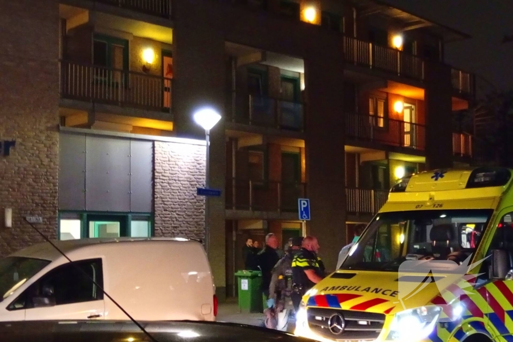 Arrestatieteam haalt persoon uit woning, omgeving flat afgesloten