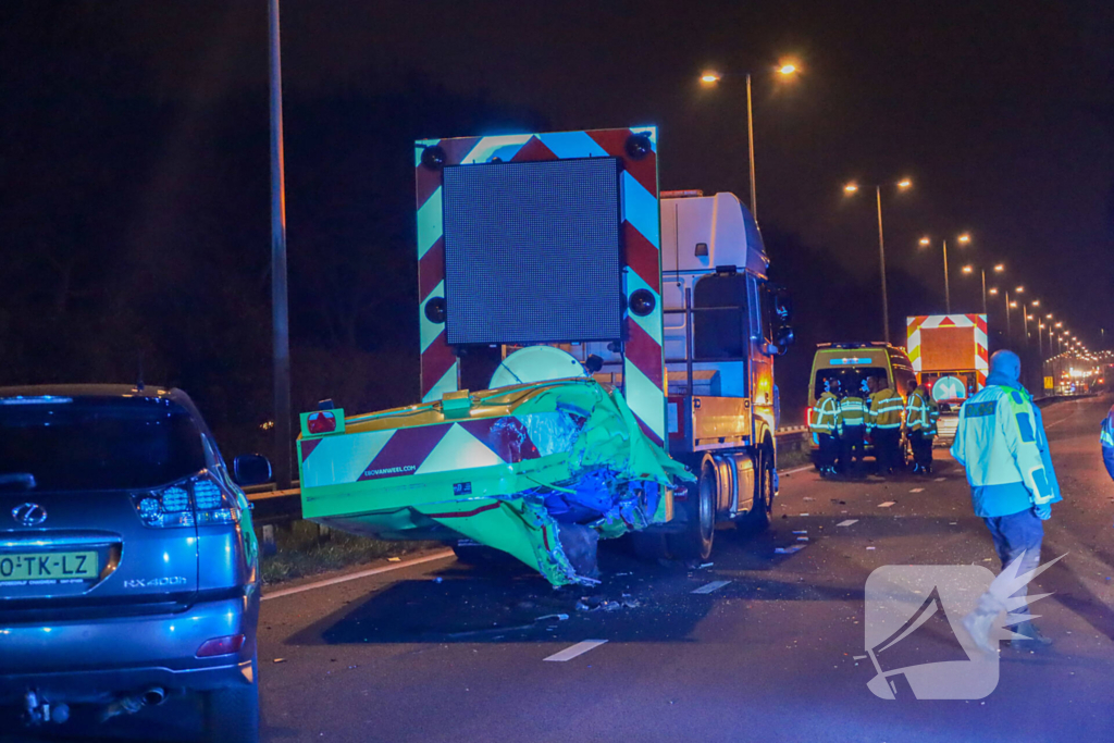 Gewonde en ravage nadat auto op pijlwagen klapt