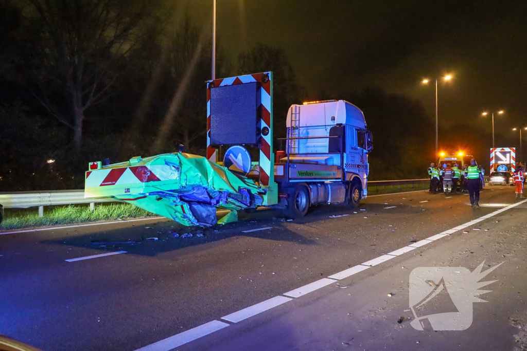Gewonde en ravage nadat auto op pijlwagen klapt