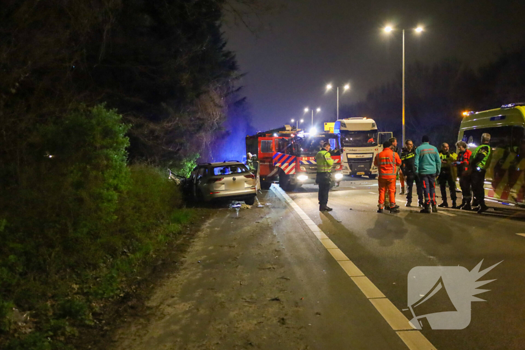 Gewonde en ravage nadat auto op pijlwagen klapt