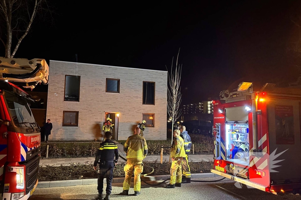 Brandweer blust brand in woning