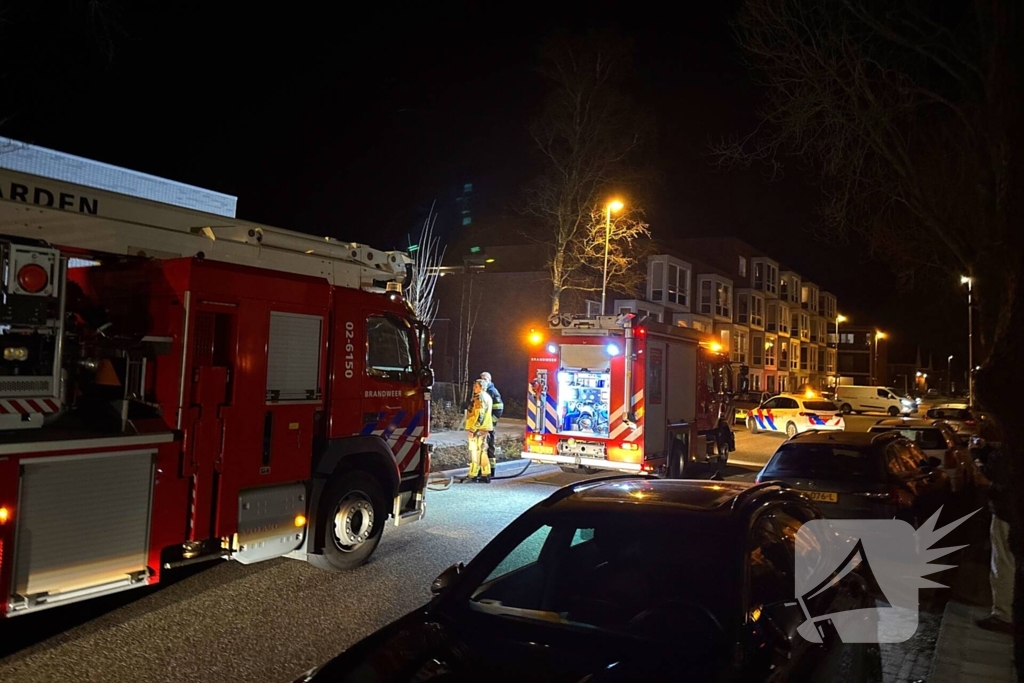 Brandweer blust brand in woning