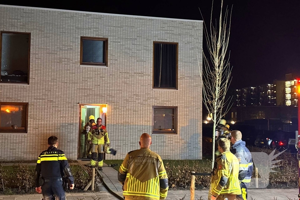 Brandweer blust brand in woning