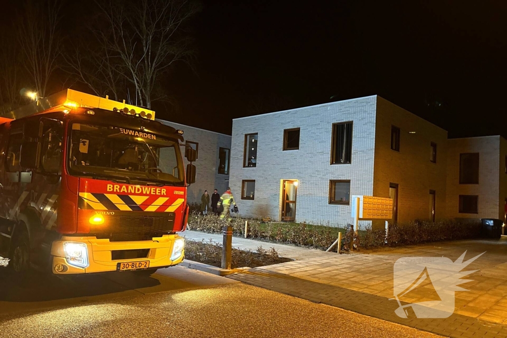 Brandweer blust brand in woning