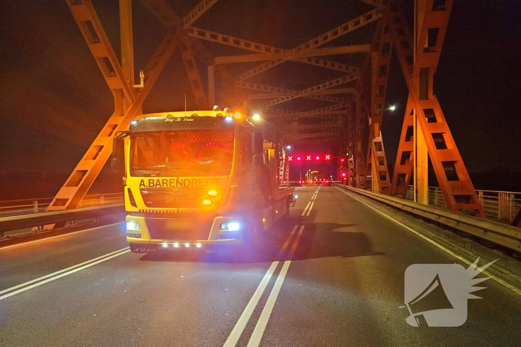 Automobilist rijdt door na aanrijding op brug
