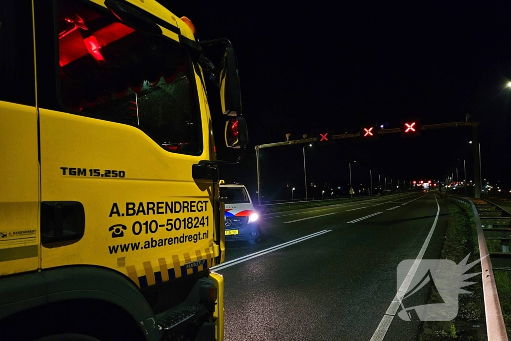 Automobilist rijdt door na aanrijding op brug