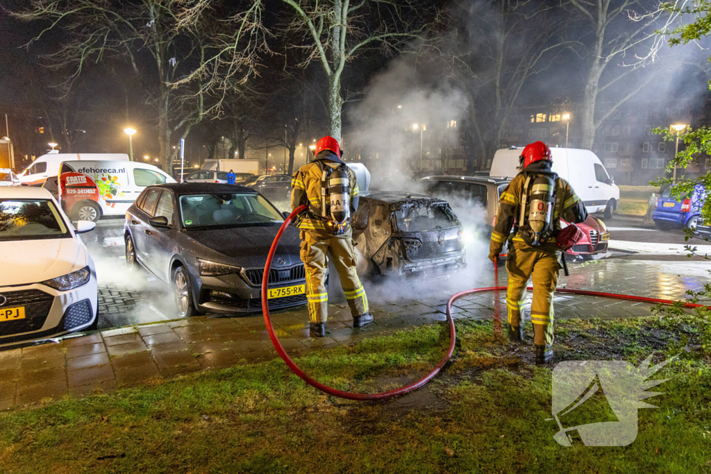 Brand op parkeerterrein in nachtelijk uren