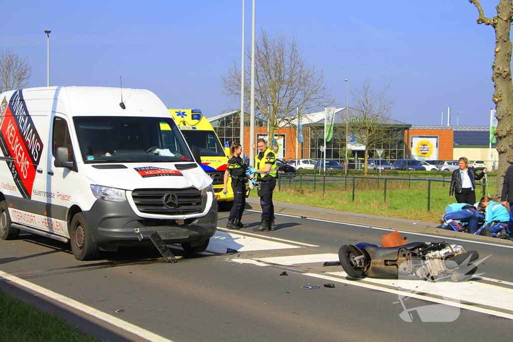 18-jarige scooterrijdster overleden na botsing met bestelbus