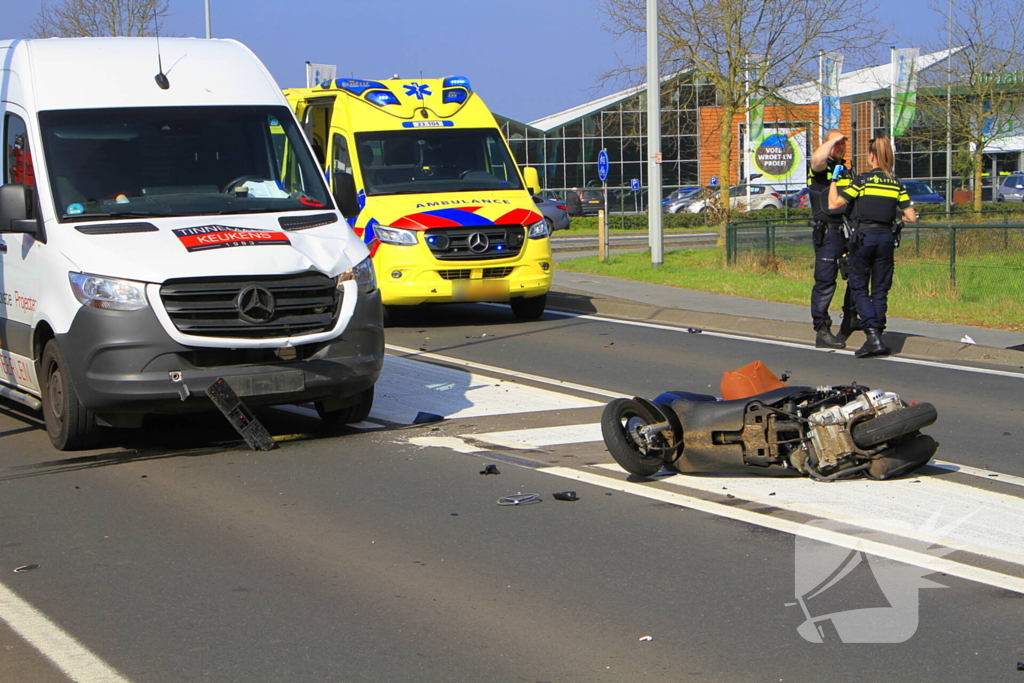 18-jarige scooterrijdster overleden na botsing met bestelbus