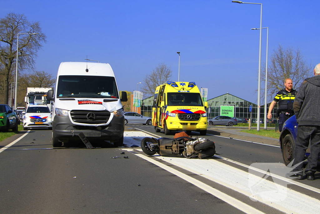 18-jarige scooterrijdster overleden na botsing met bestelbus