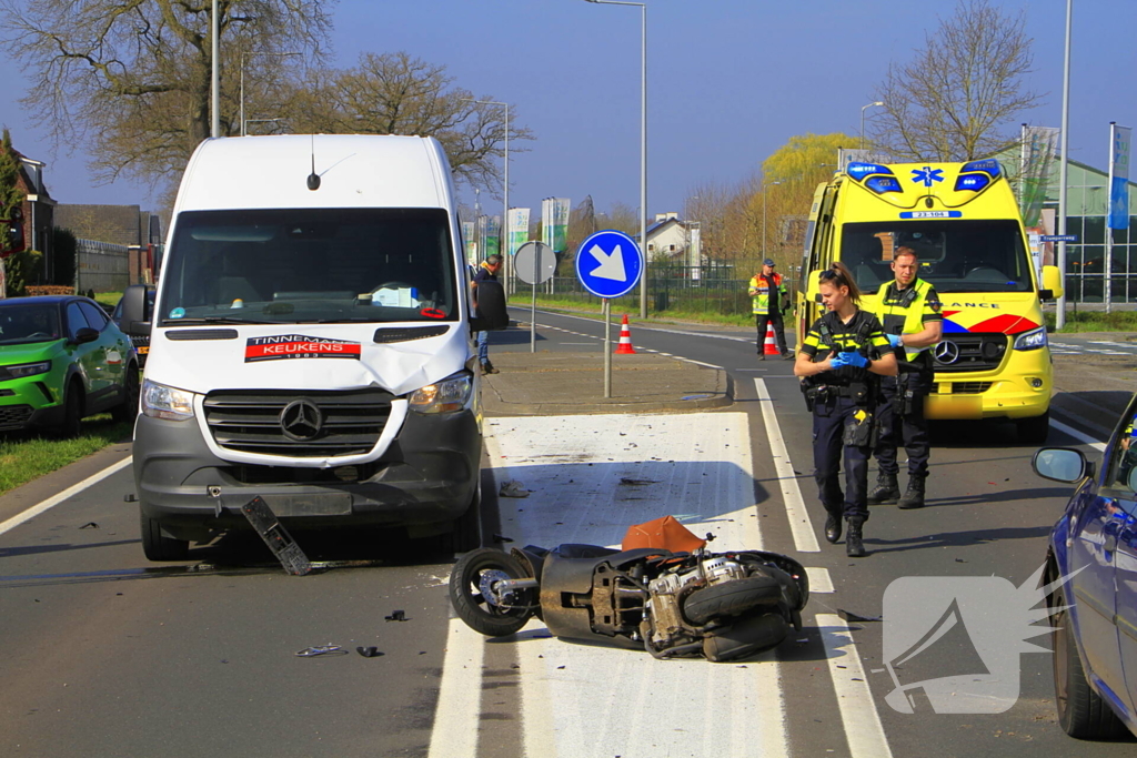 18-jarige scooterrijdster overleden na botsing met bestelbus