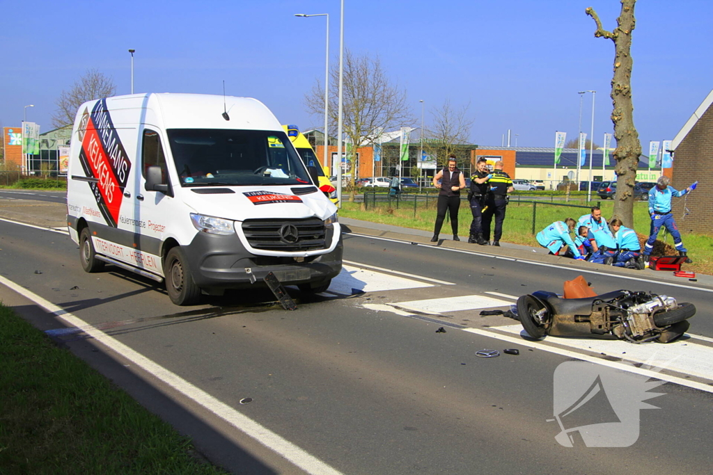 18-jarige scooterrijdster overleden na botsing met bestelbus