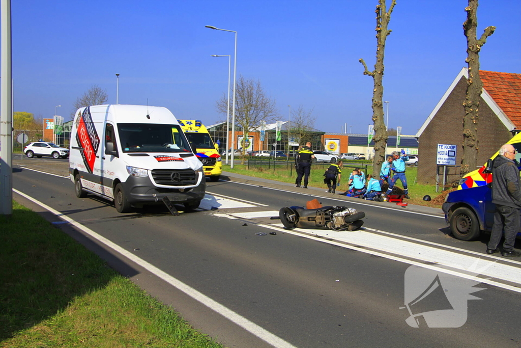 18-jarige scooterrijdster overleden na botsing met bestelbus