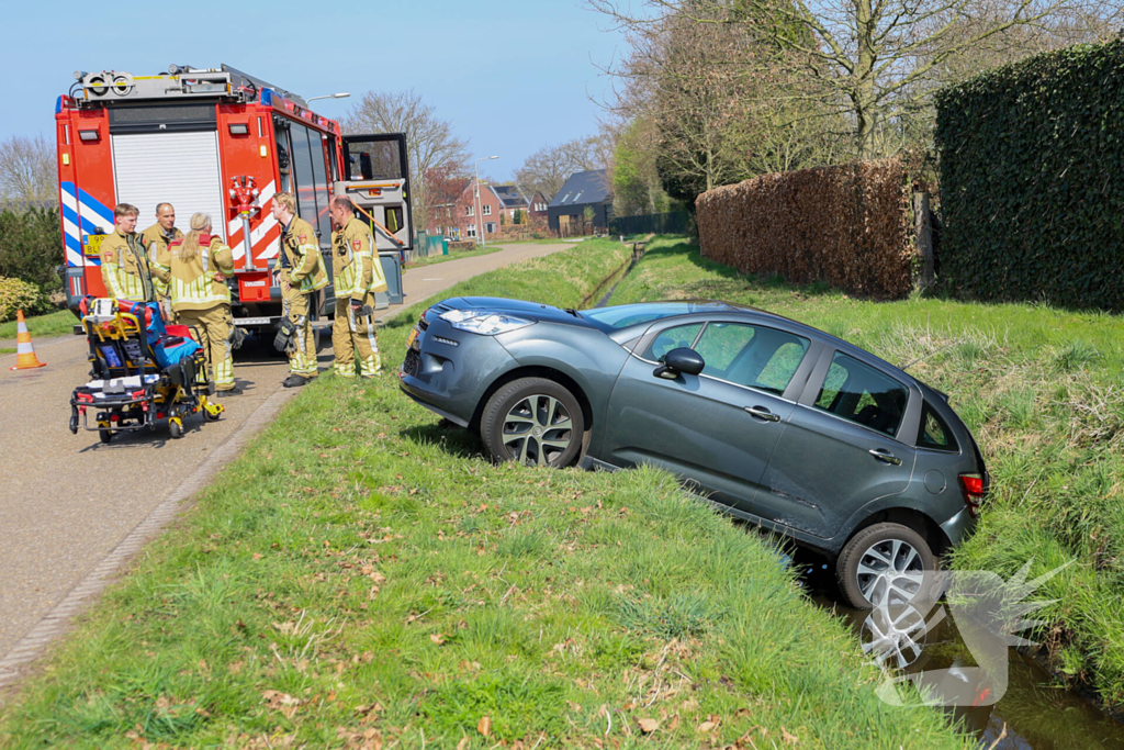 Achteruitrijden gaat fout, voertuig belandt in water