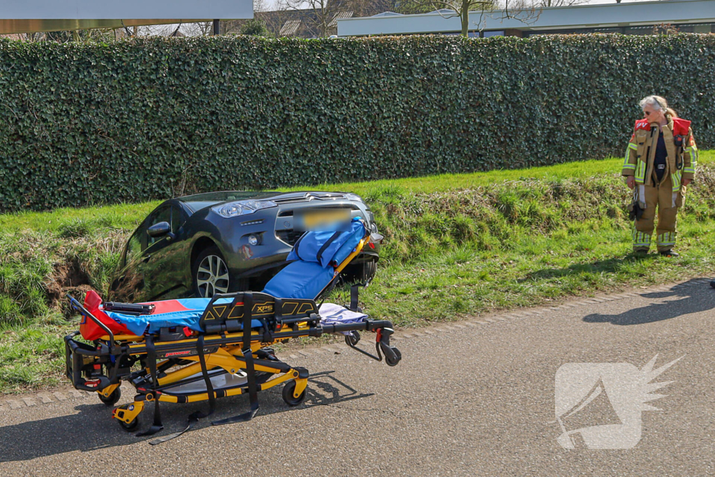 Achteruitrijden gaat fout, voertuig belandt in water