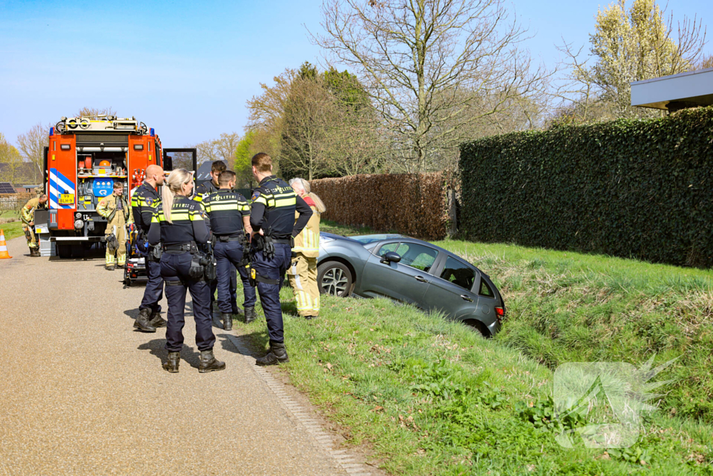 Achteruitrijden gaat fout, voertuig belandt in water