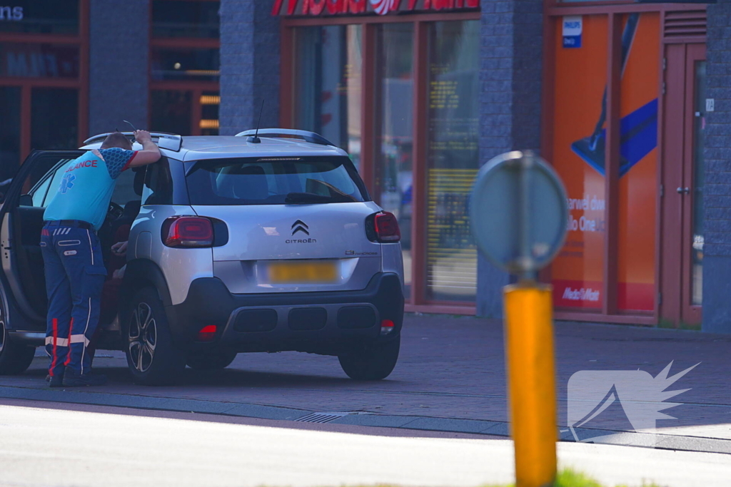 Vrouw op zebrapad aangereden door auto