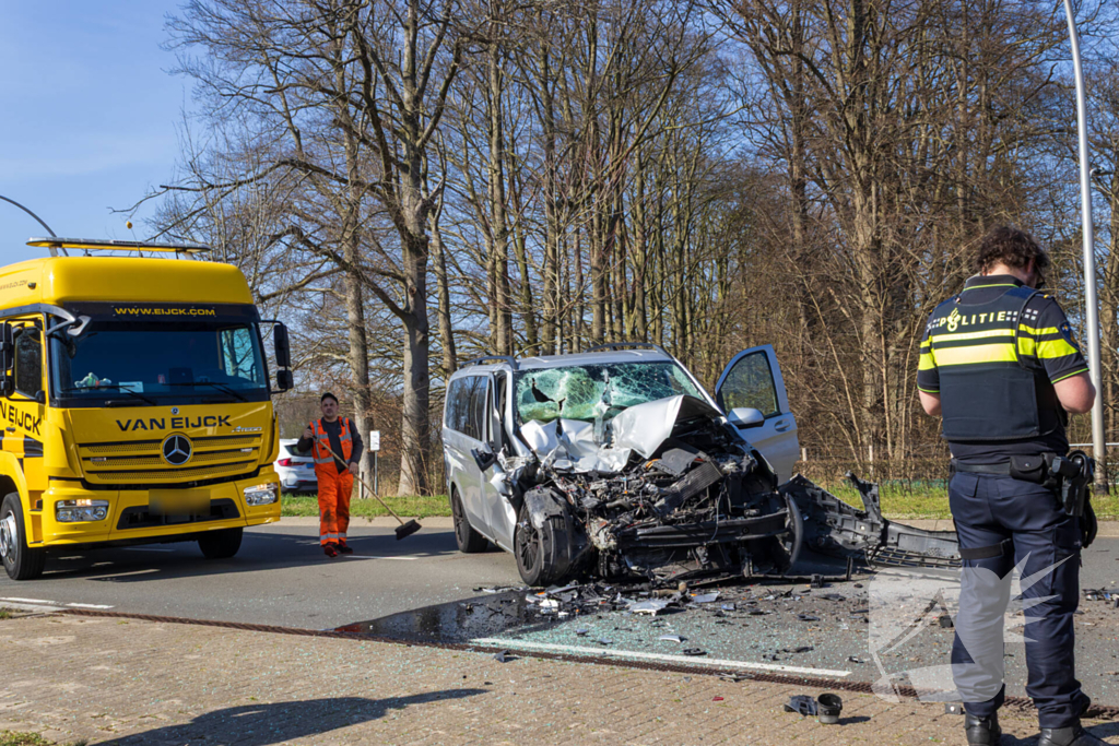 Bestelbus klapt achter op vuilniswagen