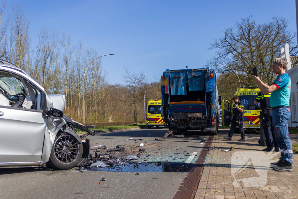 Bestelbus klapt achter op vuilniswagen