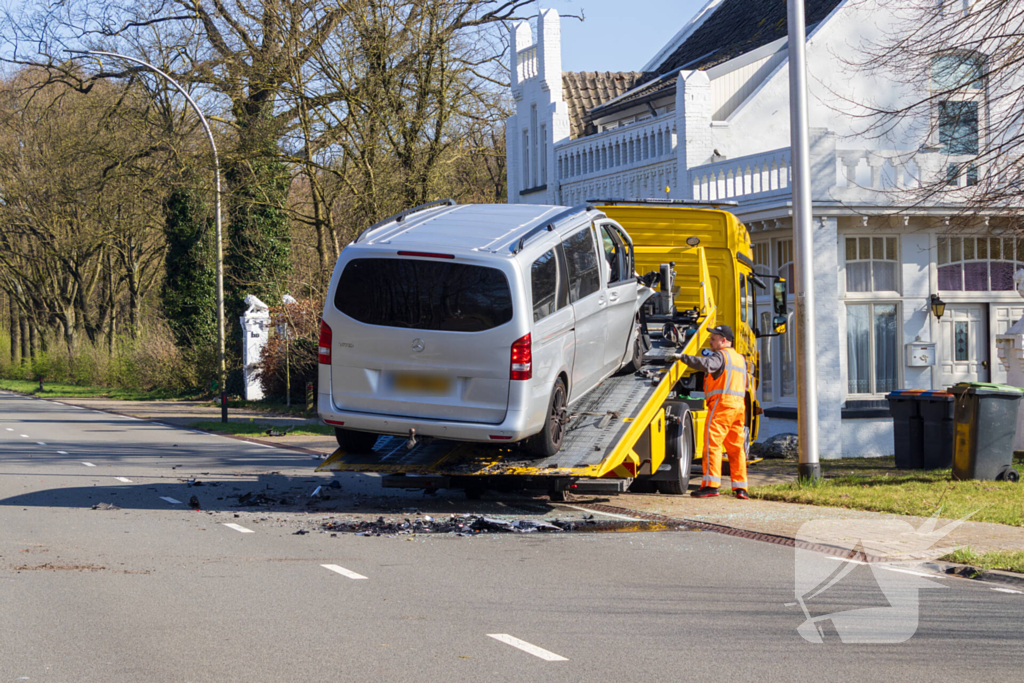 Bestelbus klapt achter op vuilniswagen
