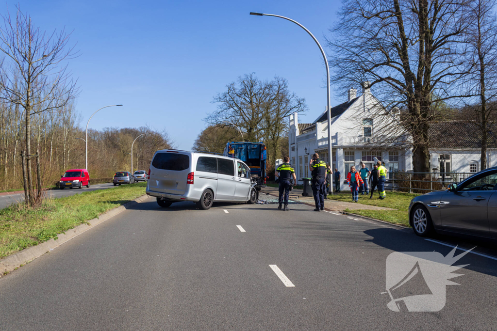 Bestelbus klapt achter op vuilniswagen