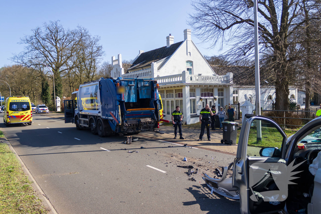 Bestelbus klapt achter op vuilniswagen