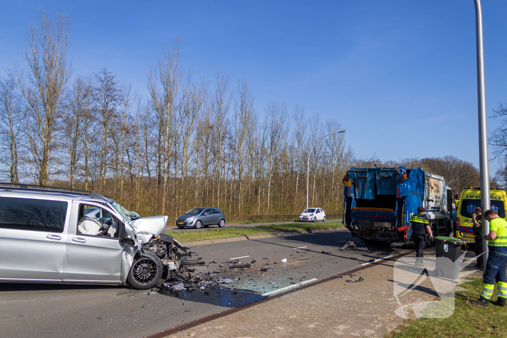 Bestelbus klapt achter op vuilniswagen