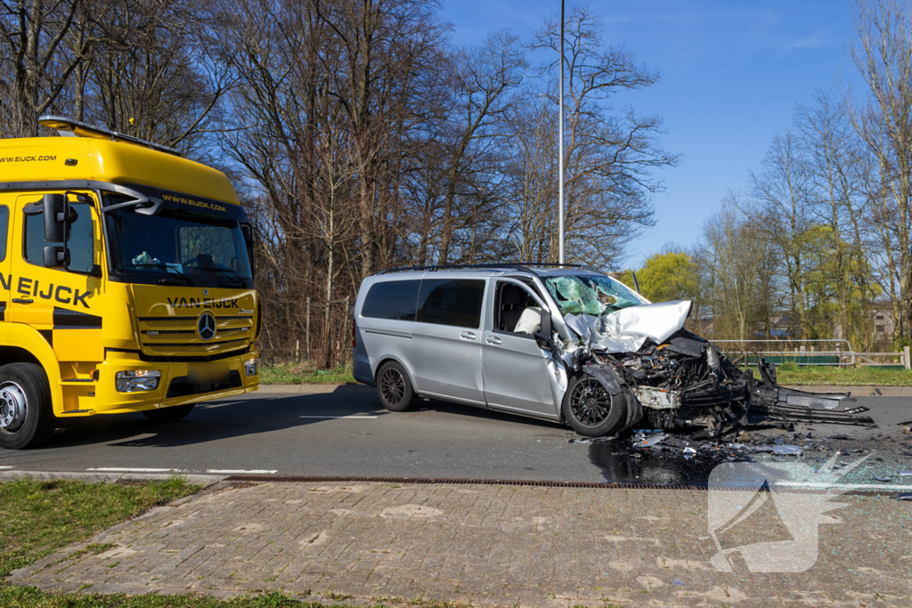Bestelbus klapt achter op vuilniswagen