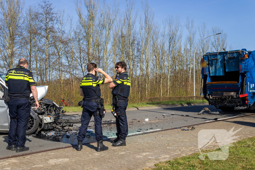Bestelbus klapt achter op vuilniswagen