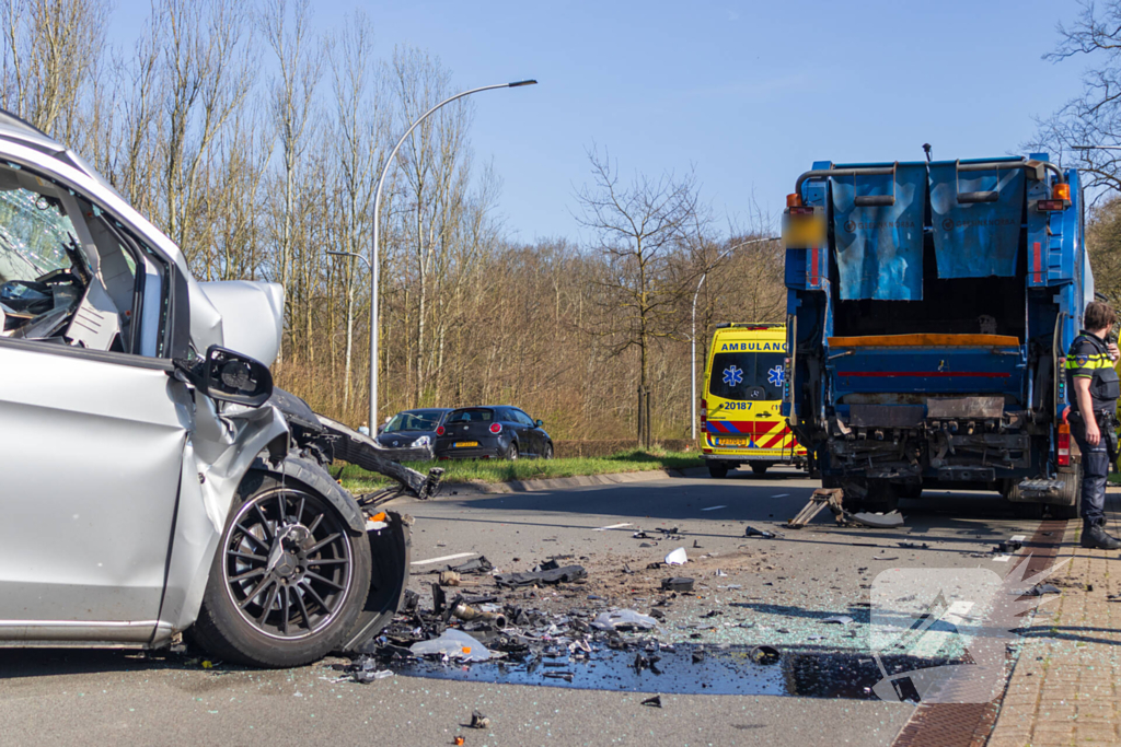 Bestelbus klapt achter op vuilniswagen