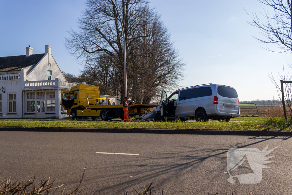 Bestelbus klapt achter op vuilniswagen