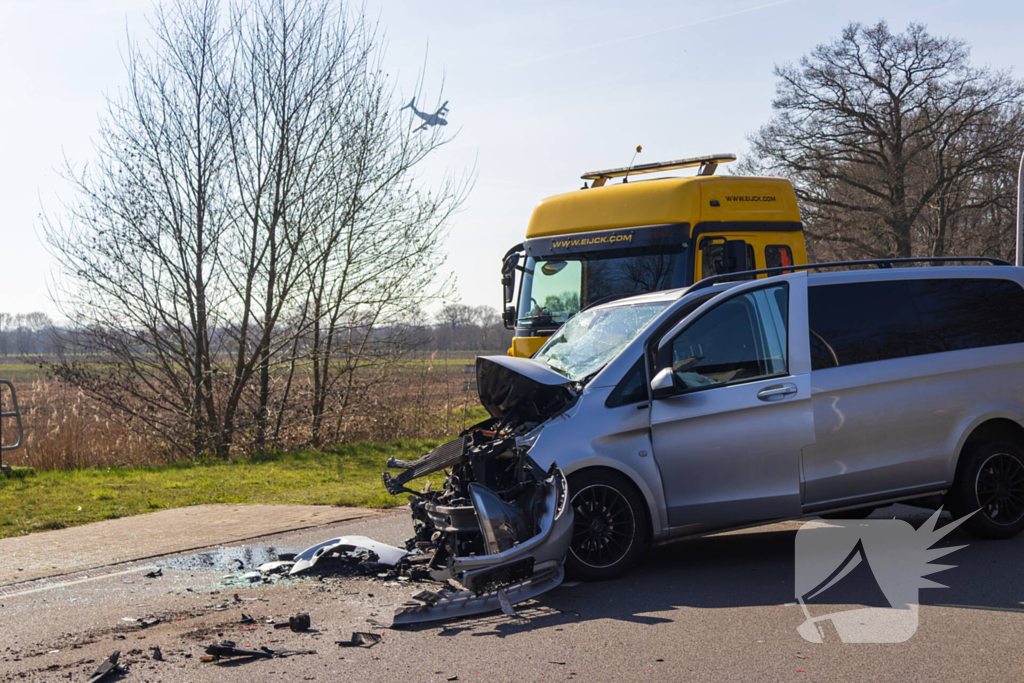 Bestelbus klapt achter op vuilniswagen