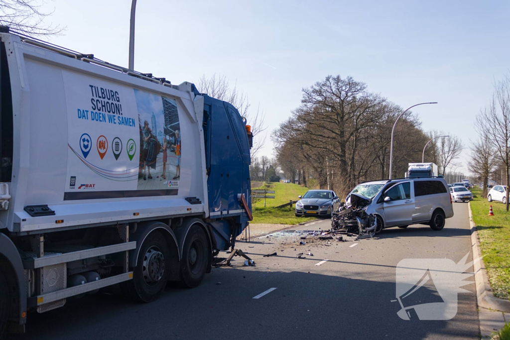 Bestelbus klapt achter op vuilniswagen