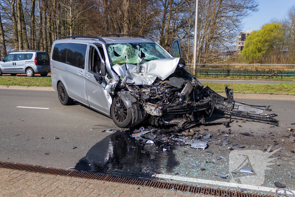 Bestelbus klapt achter op vuilniswagen
