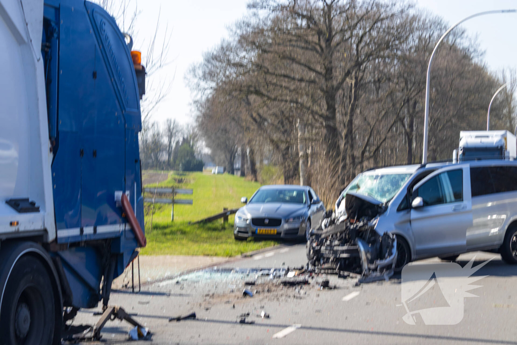 Bestelbus klapt achter op vuilniswagen