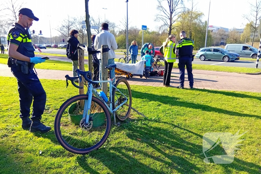 Twee fietser botsen op fietspad op elkaar
