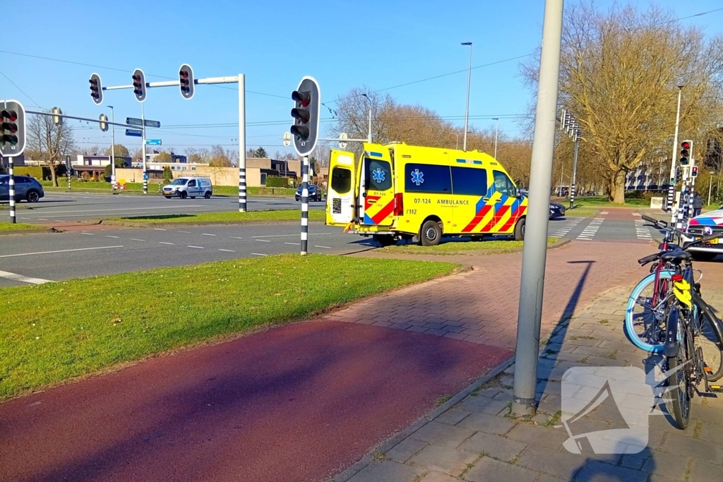 Twee fietser botsen op fietspad op elkaar